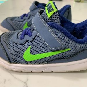 Nike youth sneaker size 9 toddler